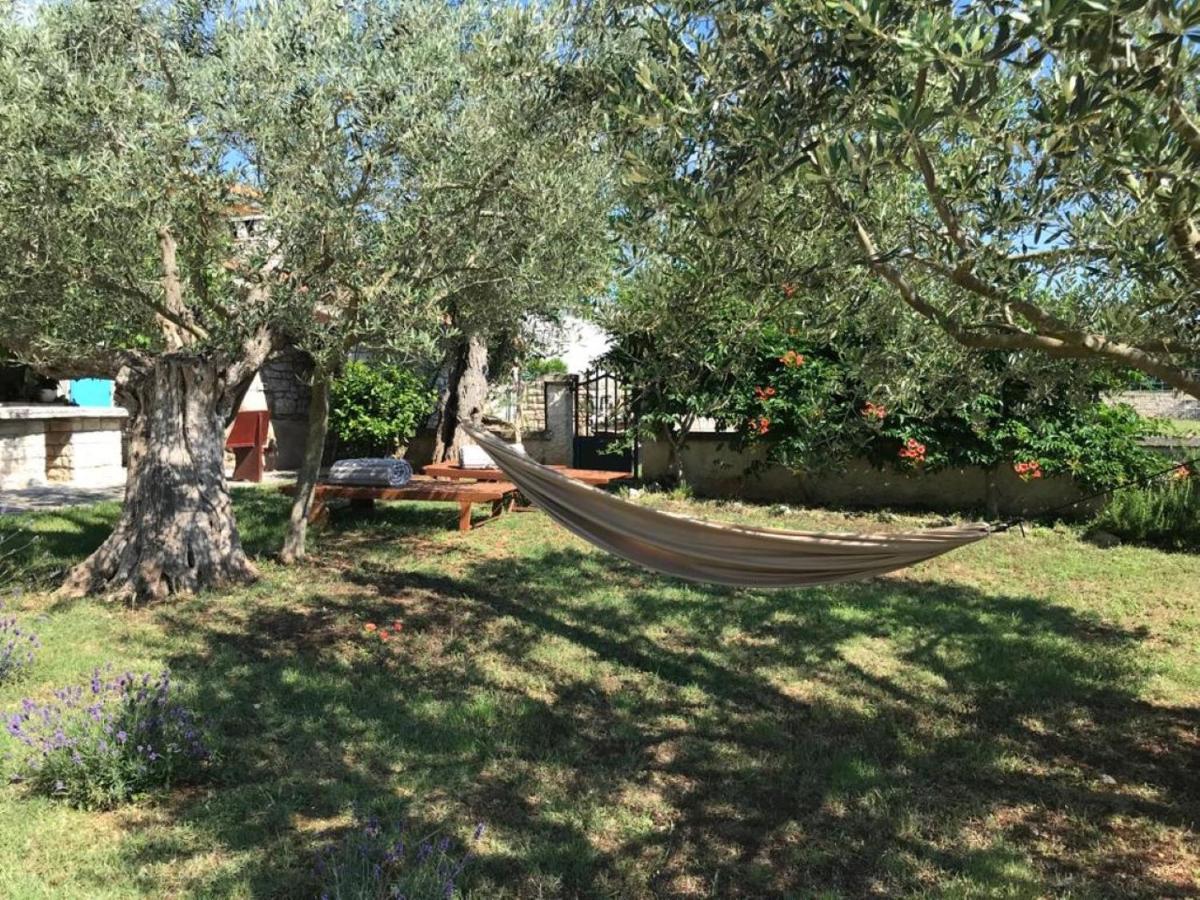Farmhouse Cubani Bale Exterior foto